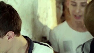 Twinks in a threesome, kissing and more! 😘