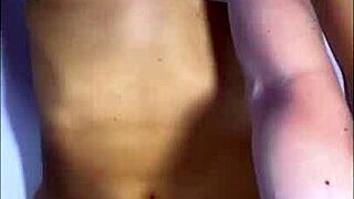 La estudiante madrastra de su amiga se encontr� con un viejo conocido en el supermercado y decidieron compartir unas cervezas en su apartamento