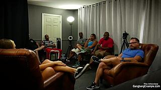 性感滑板女孩被巨大鸡巴群交内射猛干，我不敢相信强度！