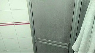 pongo camara escondida para descubrir quien me quita la toalla cuando me ba�o y descubr� que era mi hermanastra la met� al ba�o desnuda y empec� a follarla