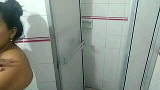 pongo camara escondida para descubrir quien me quita la toalla cuando me ba�o y descubr� que era mi hermanastra la met� al ba�o desnuda y empec� a follarla