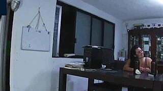 Encuentro a mi vecina en la calle y me la llevo a mi casa para tomarle fotos 😏