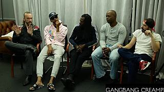 群交内射 - 这个大奶金发妞能承受多少鸡巴？