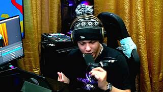 ela ficou de quatro na mesa pro apresentador... tão gostoso!