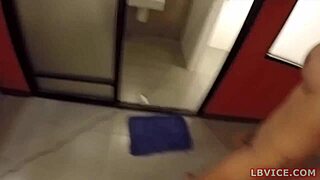 亚洲人妖哈里波在热辣POV中吸吮