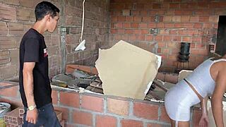 le follo por primera vez el enorme coño de mi patrona y me corro dentro