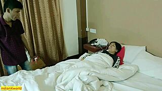 Desi 18+青少年男孩和stunning离婚女孩hookup玩乐