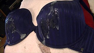 Punhetando e gozando no sutia azul 38d with big tits and cum.