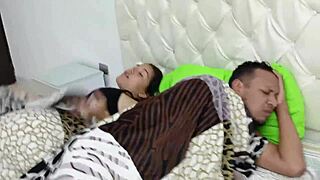 Mi hijastra es muy traviesa quiso jugar con mi polla y termino tragandosela entera