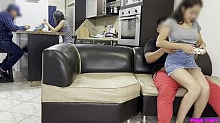 Hermosa chica de vecinos juega sentada en mis piernas