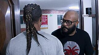 marido expulsou a esposa de casa mas se arrependeu e agora se humilha para voltar