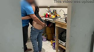 Me Culeo A Mi Hermanastra Mientras Cocina En La Cocina