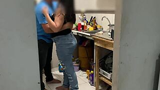 Me Culeo A Mi Hermanastra Mientras Cocina En La Cocina