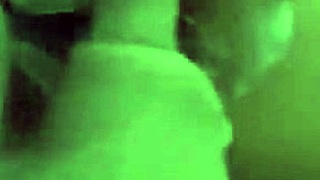 a amiga aprendeu a fistar e enfiou a mão toda na loira arrombada