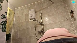 Real amateur milf lets you watch her sexy body?