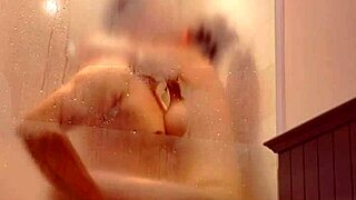 Vợ xinh bị địt trong phòng tắm nóng bỏng