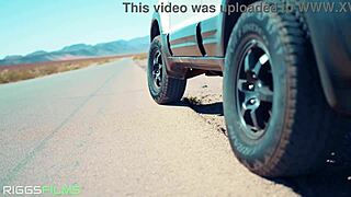 看健身小猫咪在沙漠里被猛操，精液灌满小穴？