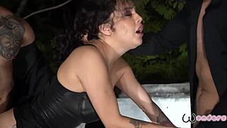 penetramos a mi novia zorra por el culo y nos venimos dentro