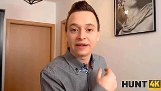 哇！猎人在Hunt4k上为朋友的辣妹女友支付圣诞性爱！