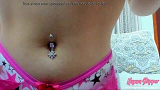 loira gostosa se exibindo de pertinho na webcam