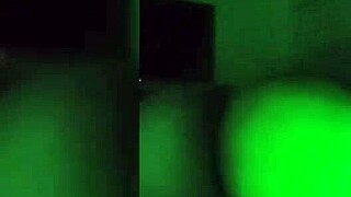 morena safado no quarto escuro fazendo strip-tease