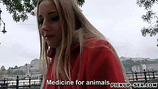 Will tight blonde kiki cyrus get pounded for cash outdoors?