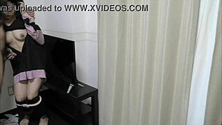 中性对话年轻日本夫妻在客厅亲热，孩子快回来了