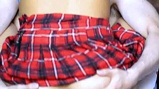 la hijastra con figura apretada impulsa encuentros secretos en apartamento