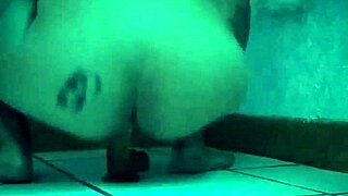 La pandita receives the hot year with her favorite toy