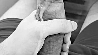 Novinho dotado gozando gostoso em solo bissexual.