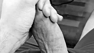 Novinho dotado gozando gostoso em solo bissexual.