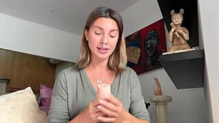 Learn to LICK PUSSY with a real teacher's sex tips