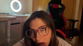 Cumshot y sexo con chica de gafas en pov riding