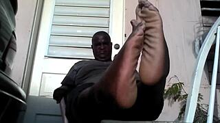 i need a slave to worship my big feet after work