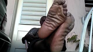 i need a slave to worship my big feet after work