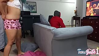 Amigo de mi esposo me hace correr rico y mi cornudo esposo casi nos pilla cogiendo a su espalda