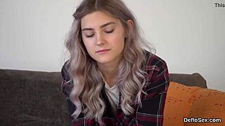 哇，感性18+嫩妹张开穴直到猛烈高潮！