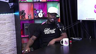 A pele do pau dele grudou na boca da mulher com aparelho e o boquete foi