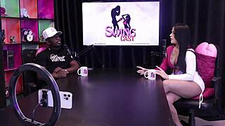 A pele do pau dele grudou na boca da mulher com aparelho e o boquete foi