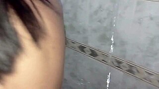 hermanastro folla a la jovencita en el baño hablando