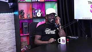 A pele do pau dele grudou na boca da mulher com aparelho e o boquete foi