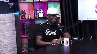 A pele do pau dele grudou na boca da mulher com aparelho e o boquete foi