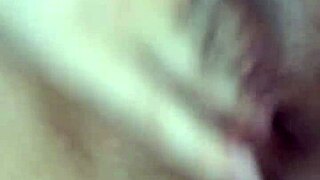 fodendo e gozando no cu da novinha