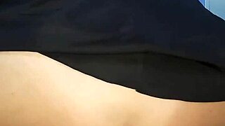 a loira milf abre o cu com garrafa grande