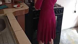 Hijastra Culona Revela que Hace Porno y Su Padrastro Se Acerca Probando el Jugo de Su Coño