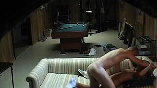 她的男友和室友在偷拍中被抓到弯腰操弄！