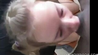 年轻金发18+妹子黑人狂玩