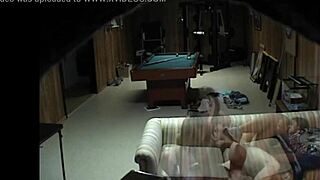 她的男友和室友在偷拍中被抓到弯腰操弄！