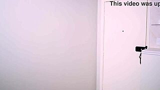 金发色情明星接受两个大鸡巴进行激烈肛交和面部射精