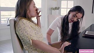 2 lesbians lick wedding planner's pussy 😍